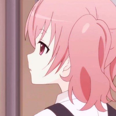 女子用辅助驾驶 高速上边开车边化妆
